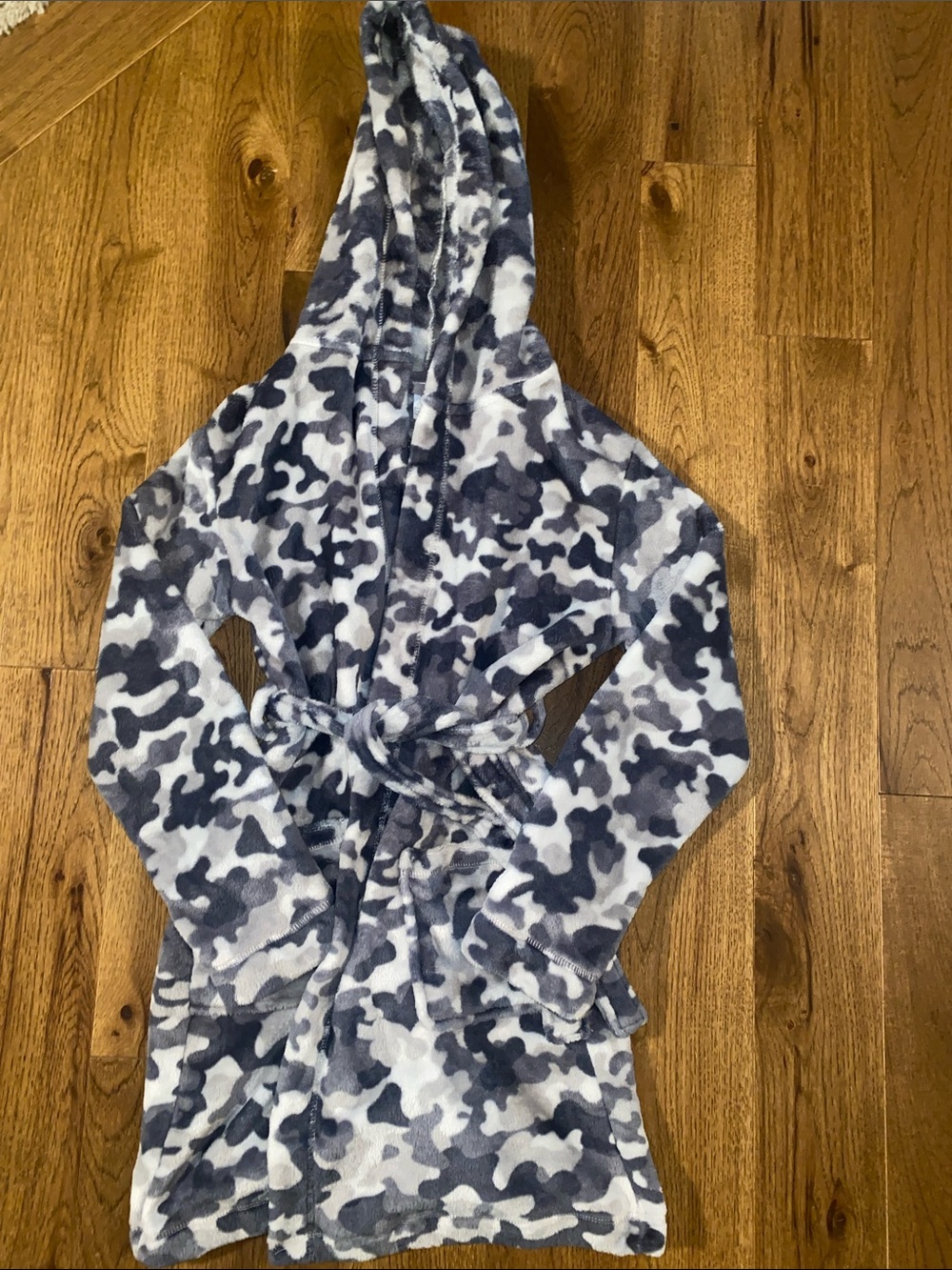 Boys Cozy Hooded Plush wander nation  Robe in Grey Camouflage. Large 10-12